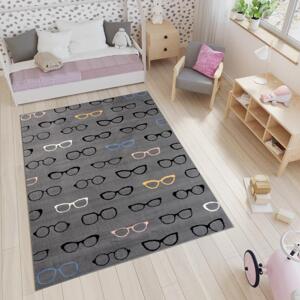 Dětský šedý koberec s brýlemi, TAP__33493/071 XENO-120x170 120x170cm