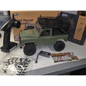 RMT LAND ROVER DEFENDER- Zánovní, plně funkční, ušpiněná kola, outlet RC auta IQ models